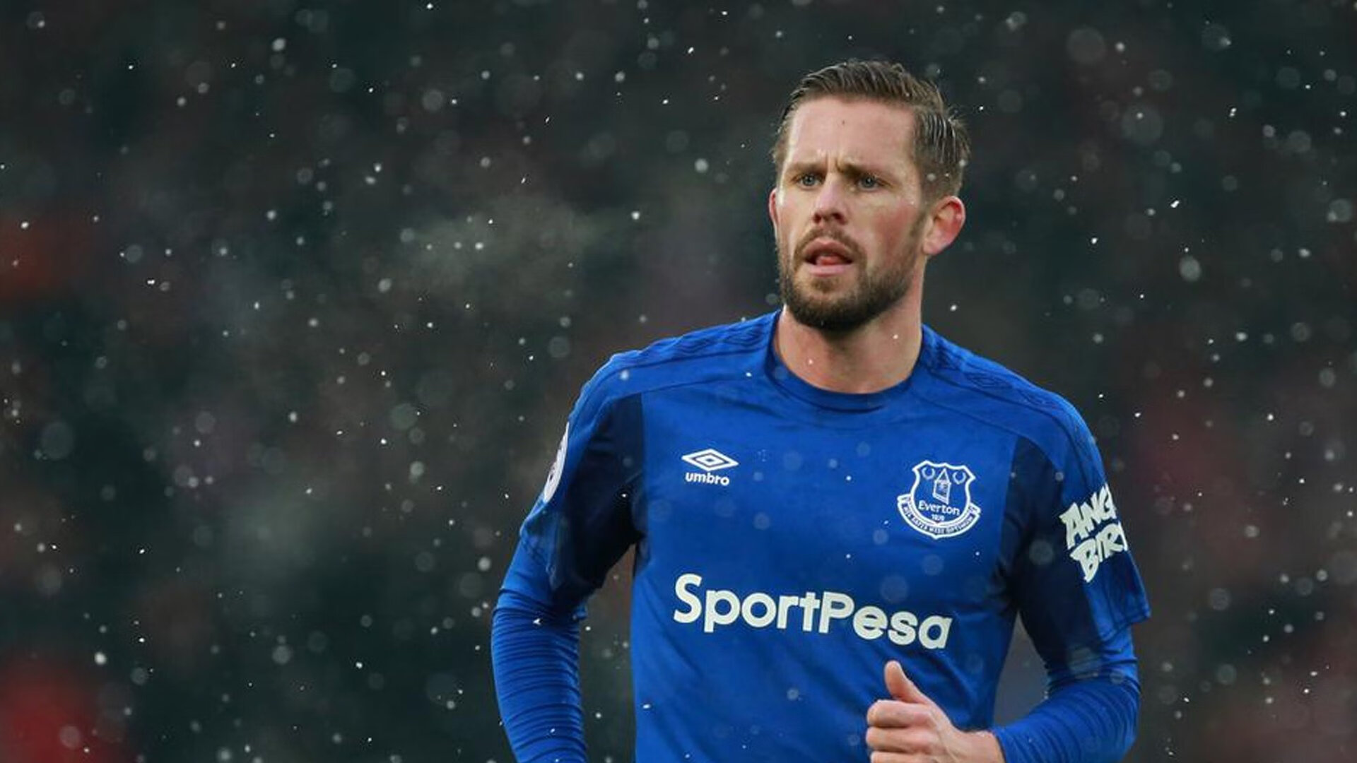 凯尔特人后卫训练中展示高效变速突破，凯尔特人后卫训练中展示高效变速突破的动作