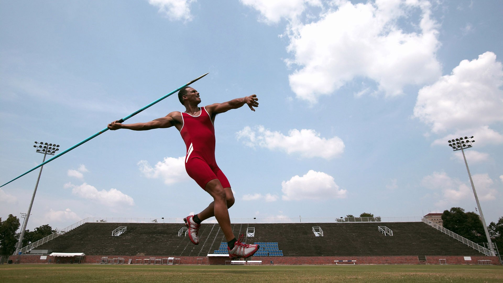 俱乐部与政策部门合作，优化青少年运动场地及设施条件，青少年运动俱乐部经营